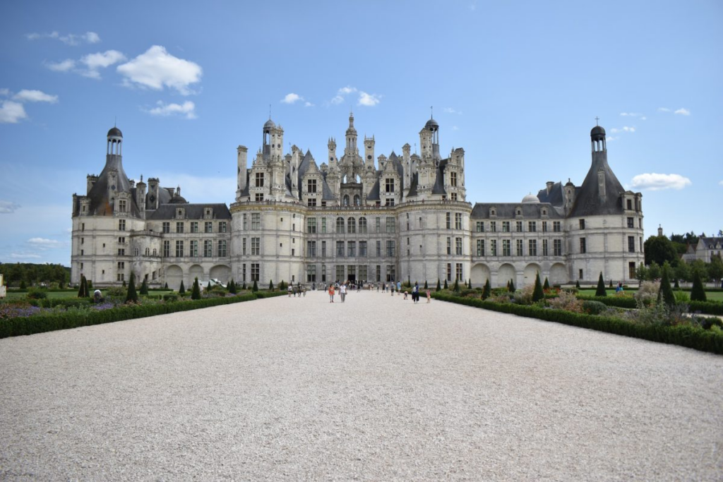 Château de la Loire, joyau du patrimoine français, découvert lors d’une excursion touristique à la journée avec chauffeur privé.