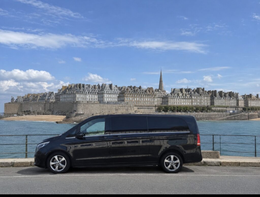 Van Mercedes avec chauffeur privé VTC HRC pour un transfert entre Saint-Malo et le Mont-Saint-Michel
