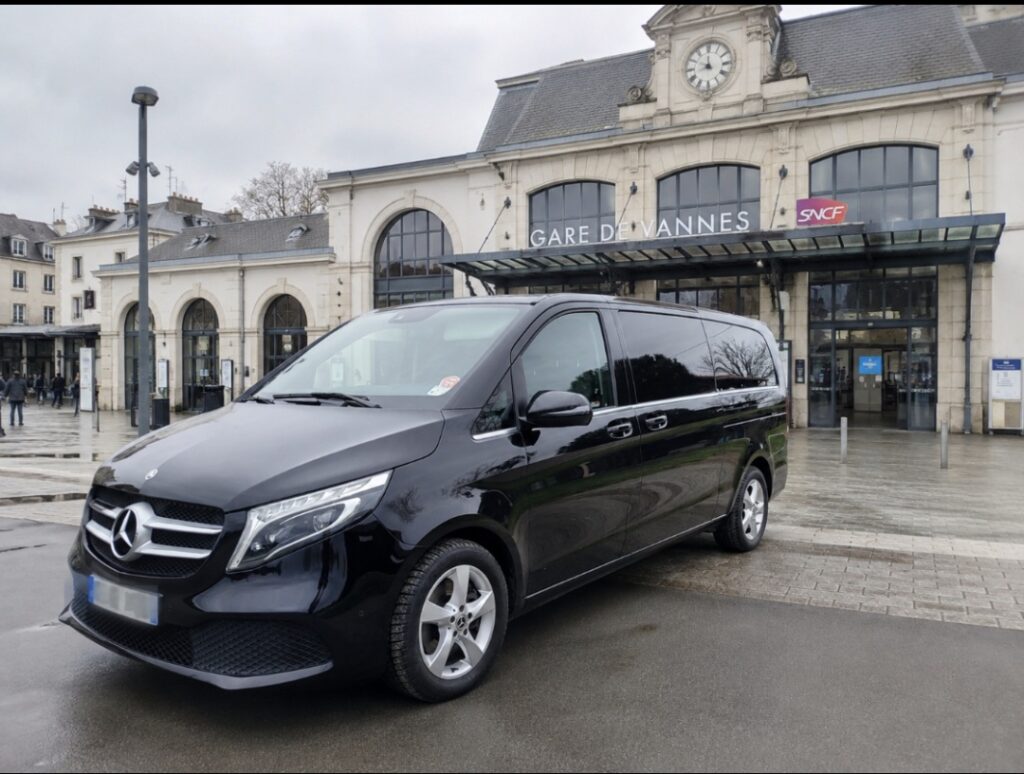 Chauffeur privé devant une gare TGV en Bretagne