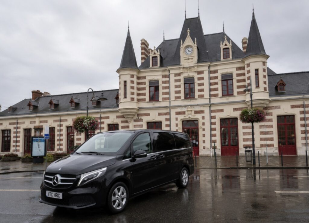 Chauffeur privé arrivant sur un site professionnel à Rennes avec van Mercedes