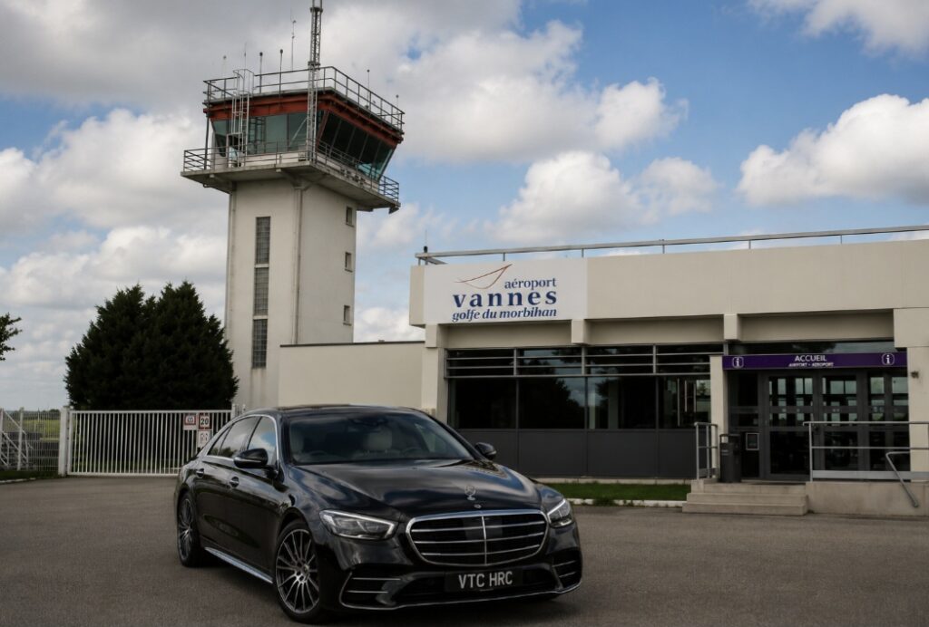 Mercedes Classe S de VTC HRC devant l'aérogare de Vannes