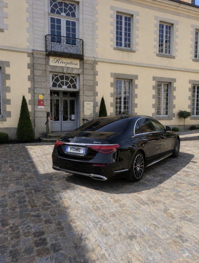 Chauffeur privé VTC à Laval en Mercedes Classe S devant l'Hôtel Le Perier