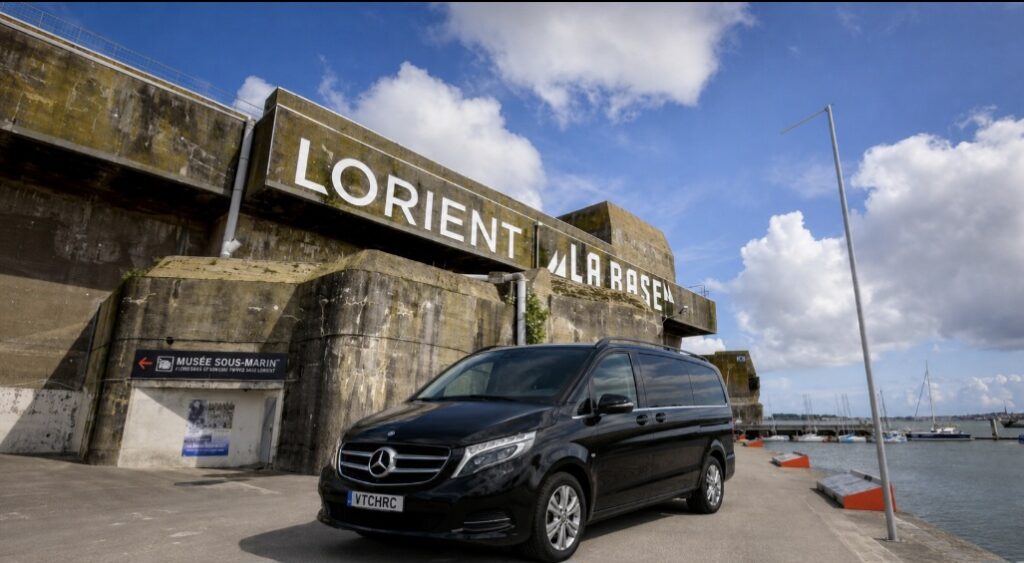 Van Mercedes VTC Rennes Lorient devant la base sous-marine