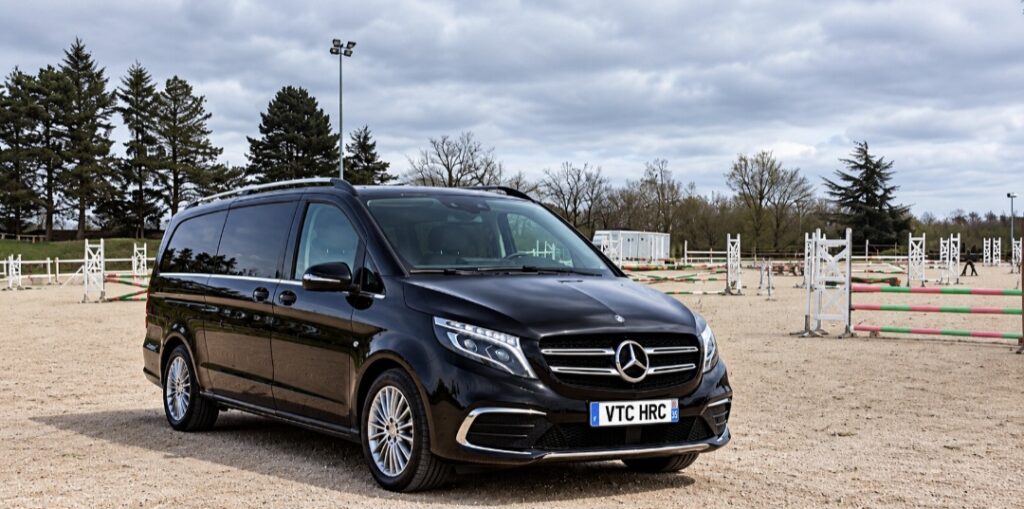 Mercedes Classe V VTC HRC devant un centre équestre