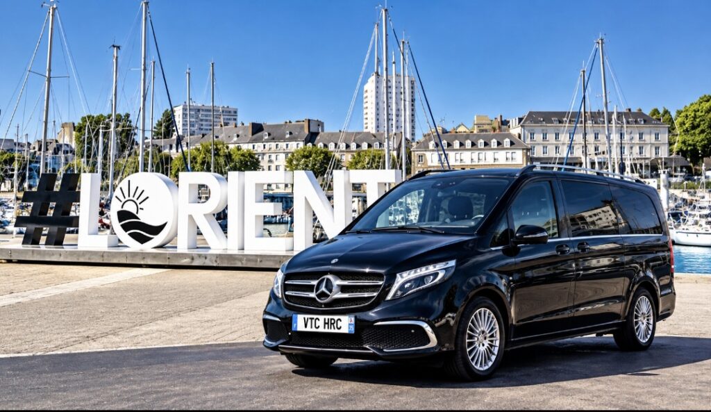Mercedes Classe V noir VTC HRC devant le port de Lorient – transport de groupe avec chauffeur privé en Bretagne.